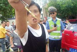 不滿執法女子撕咬交警 執法記錄儀還原真相